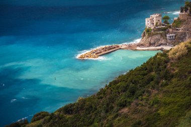 Deniz manzarası çok güzel. Cinque Terre 'de. Monterosso, liman, sahil ve antik köy.                                           