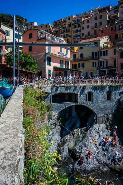 Kayalık sahil ve Manarola köyünün denize bakan güzel manzarası. Cinque Terre                    