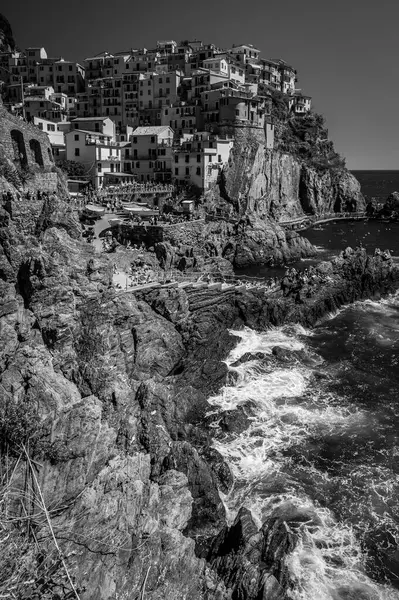 Kayalık sahil ve Manarola köyünün denize bakan güzel manzarası. Cinque Terre                    