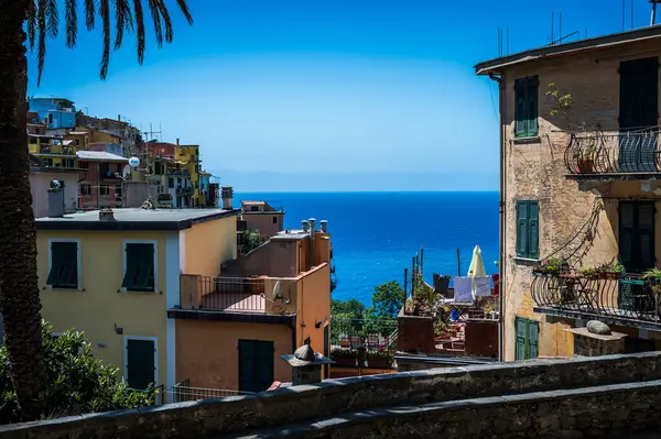 Corniglia 'da güzel bir mimari ve deniz kıyısında. Cinque Terre                          