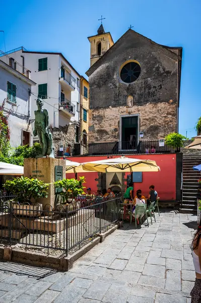 Menschen Auf Der Alten Stadtstraße Mit Wunderschöner Architektur Cinque Terre Stockbild