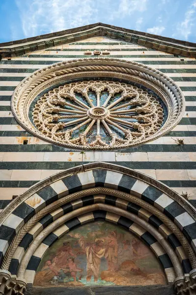 Veduta Angolo Basso Della Bellissima Architettura Antica Cattedrale Monterosso Antico Immagine Stock