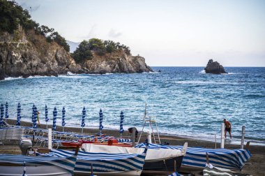 Tekneli güzel bir deniz manzarası. Monterosso, liman, sahil ve antik köy.                