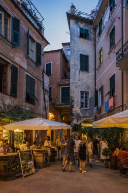 Şehir caddesinde yürüyen insanlar. Cinque Terre 'de. Monterosso antik köyü           