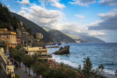 Deniz manzarası çok güzel. Cinque Terre 'de. Monterosso, liman, sahil ve antik köy.                                           