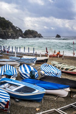 Tekneli güzel bir deniz manzarası. Monterosso, liman, sahil ve antik köy.                