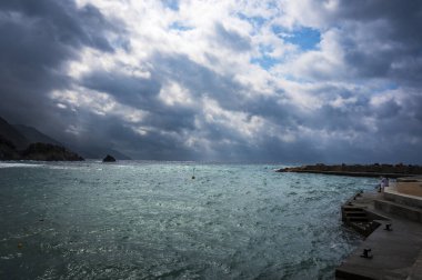 Deniz kıyısının güzel manzarası, Monterosso, liman, sahil ve alacakaranlıktaki antik köy.     