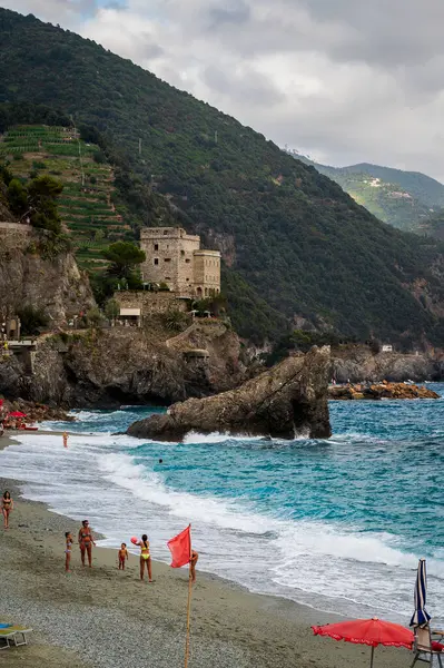 Schöne Aussicht Auf Menschen Die Sich Der Küste Ausruhen Monterosso Stockbild
