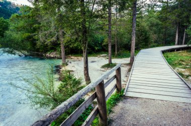 Lago di Dobbiaco Gölü. Doğayı gezmek