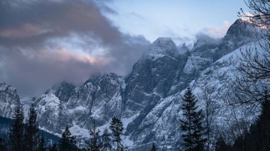 Karlı manzaralar. Valbruna ve Julian Alpleri. Udine, Friuli..