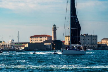 Barcolana Yarışı sırasında Trieste Körfezi.. 