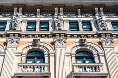 İtalya, Trieste 'deki merkez meydandaki belediye binası manzarası