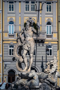 İtalya, Trieste 'deki merkez meydandaki belediye binası manzarası