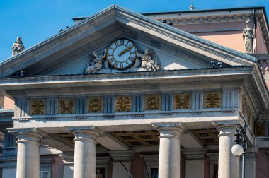 İtalya, Trieste 'deki merkez meydandaki belediye binası manzarası