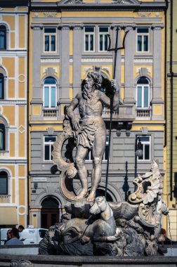 İtalya, Trieste 'deki merkez meydandaki belediye binası manzarası