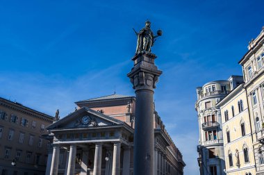 İtalya, Trieste 'deki merkez meydandaki belediye binası manzarası