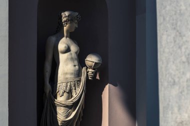 İtalya, Trieste 'deki merkez meydandaki belediye binası manzarası