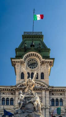 İtalya, Trieste 'deki merkez meydandaki belediye binası manzarası