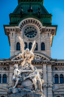 İtalya, Trieste 'deki merkez meydandaki belediye binası manzarası