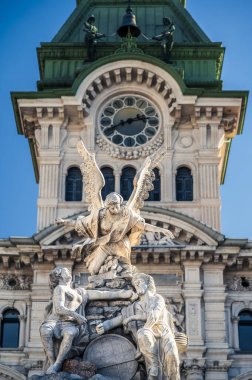 İtalya, Trieste 'deki merkez meydandaki belediye binası manzarası