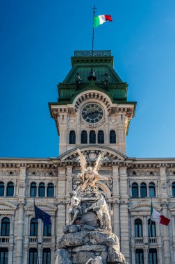 İtalya, Trieste 'deki merkez meydandaki belediye binası manzarası