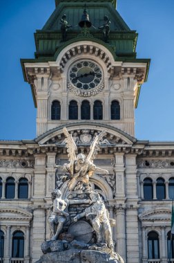 İtalya, Trieste 'deki merkez meydandaki belediye binası manzarası