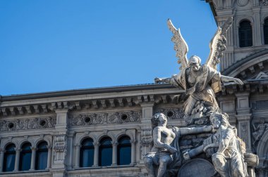 İtalya, Trieste 'deki merkez meydandaki belediye binası manzarası