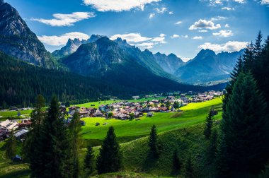 Manzara İtalyan Alplerinin ortasından geçiyordu