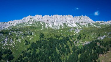 Manzara İtalyan Alplerinin ortasından geçiyordu