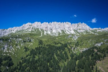 Manzara İtalyan Alplerinin ortasından geçiyordu