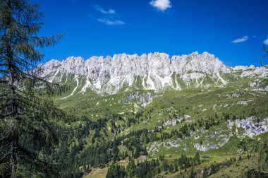 Manzara İtalyan Alplerinin ortasından geçiyordu