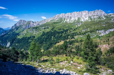 Manzara İtalyan Alplerinin ortasından geçiyordu