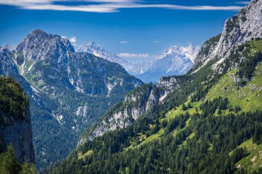 Manzara İtalyan Alplerinin ortasından geçiyordu