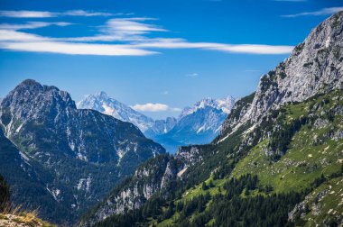 Manzara İtalyan Alplerinin ortasından geçiyordu