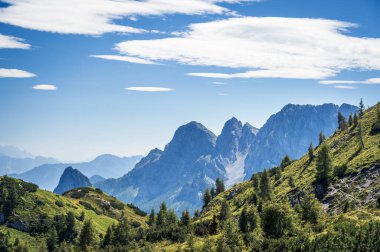 Manzara İtalyan Alplerinin ortasından geçiyordu