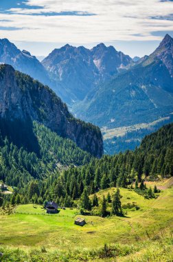 Manzara İtalyan Alplerinin ortasından geçiyordu