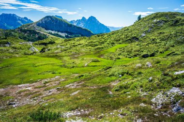 Manzara İtalyan Alplerinin ortasından geçiyordu