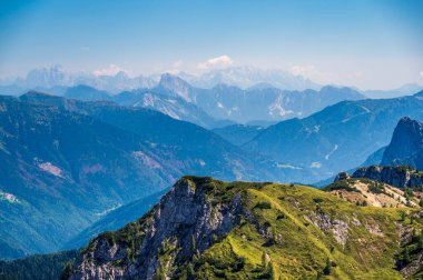 Manzara İtalyan Alplerinin ortasından geçiyordu
