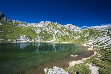 Manzara İtalyan Alplerinin ortasından geçiyordu