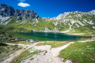 Manzara İtalyan Alplerinin ortasından geçiyordu