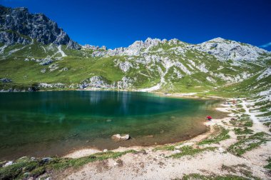 Manzara İtalyan Alplerinin ortasından geçiyordu