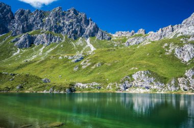 Manzara İtalyan Alplerinin ortasından geçiyordu