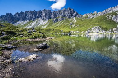 Manzara İtalyan Alplerinin ortasından geçiyordu