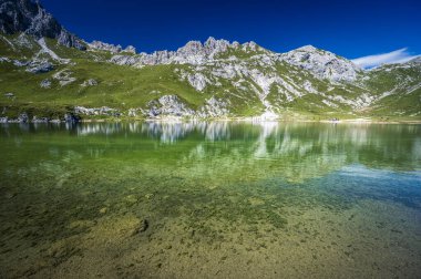 Manzara İtalyan Alplerinin ortasından geçiyordu