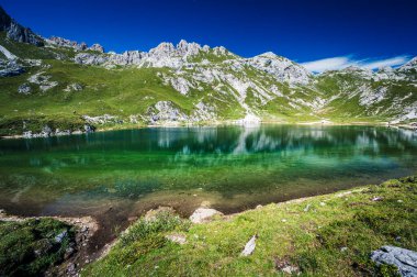 Manzara İtalyan Alplerinin ortasından geçiyordu