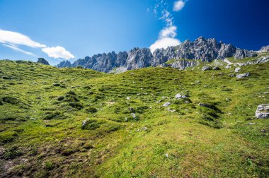Manzara İtalyan Alplerinin ortasından geçiyordu