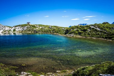 Manzara İtalyan Alplerinin ortasından geçiyordu