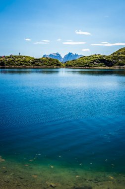 Manzara İtalyan Alplerinin ortasından geçiyordu