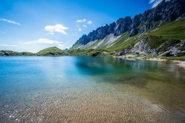 Manzara İtalyan Alplerinin ortasından geçiyordu