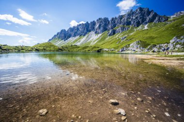 Manzara İtalyan Alplerinin ortasından geçiyordu
